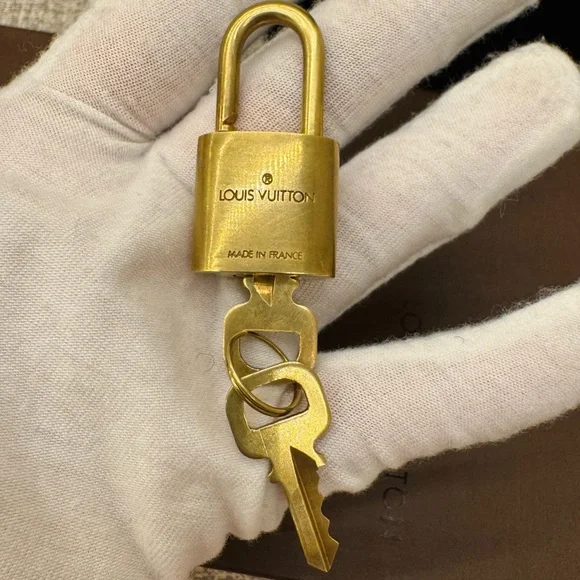 ✨🔐#303 LV Solid Brass Gold Padlock and key Sets✨ - Picture 6 of 16